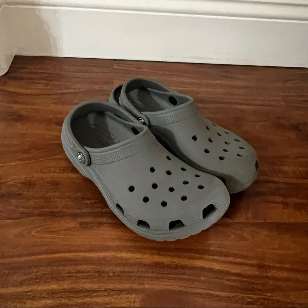 Crocs Classic Clogs Slate Grey size Junior 6